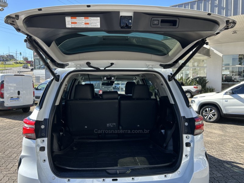 HILUX SW4 2.8 4X4 SRX PLATINUM TURBO 7 LUGARES DIESEL 4P AUTOMÁTICO - 2024 - FARROUPILHA