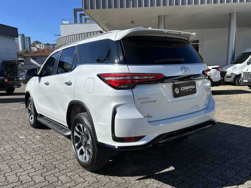 HILUX SW4 2.8 4X4 SRX PLATINUM TURBO 7 LUGARES DIESEL 4P AUTOMÁTICO - 2024 - FARROUPILHA