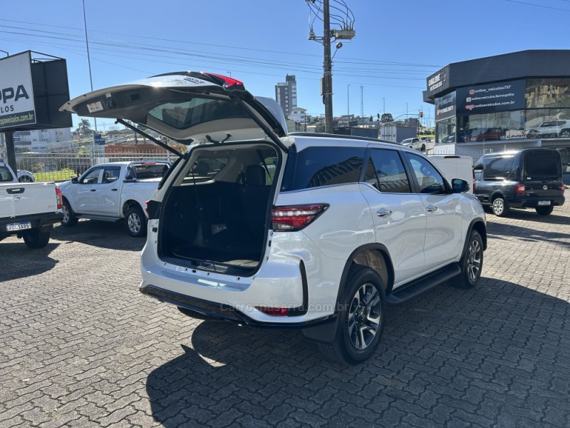 HILUX SW4 2.8 4X4 SRX PLATINUM TURBO 7 LUGARES DIESEL 4P AUTOMÁTICO - 2024 - FARROUPILHA