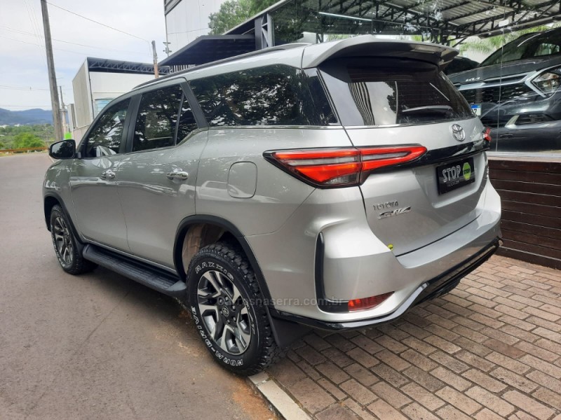 HILUX SW4 2.8 4X4 SRX PLATINUM TURBO 7 LUGARES DIESEL 4P AUTOMÁTICO - 2024 - DOIS IRMãOS
