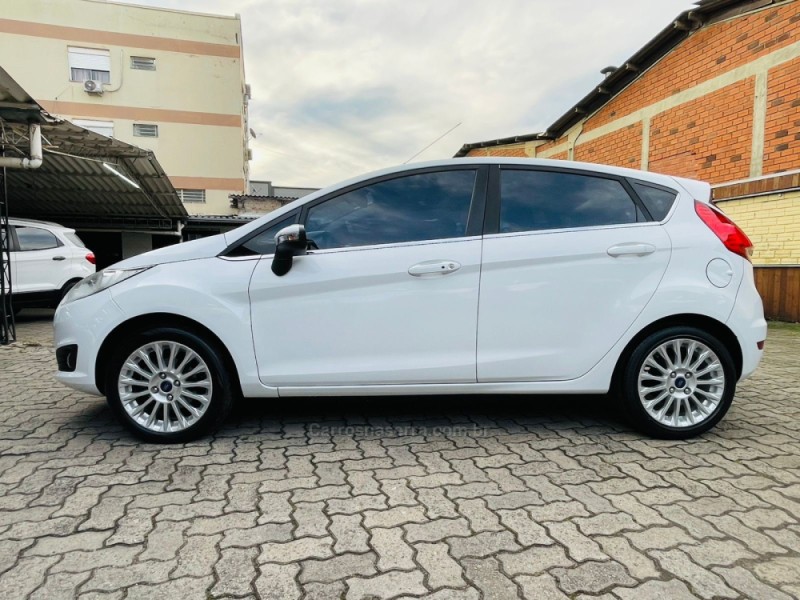 FIESTA 1.6 TITANIUM HATCH 16V FLEX 4P AUTOMÁTICO - 2017 - CAMPO BOM