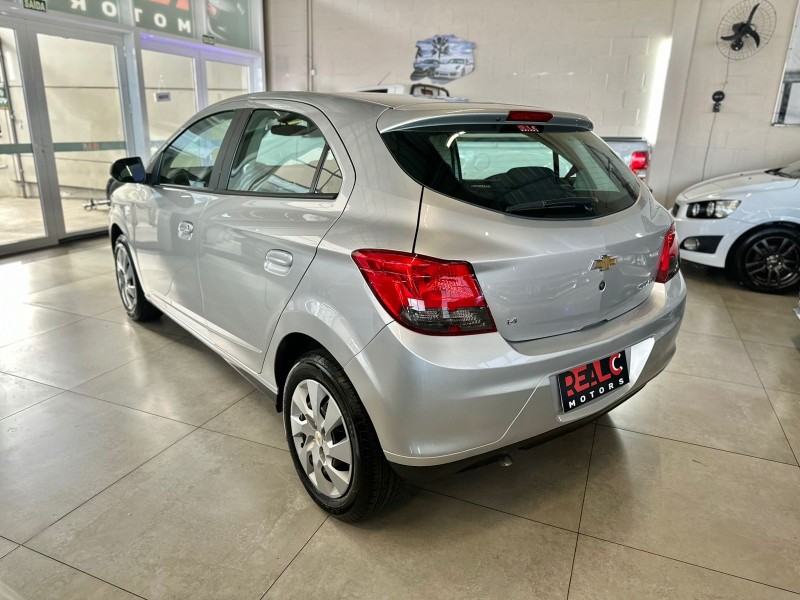 ONIX 1.4 MPFI LT 8V FLEX 4P MANUAL - 2015 - CAXIAS DO SUL