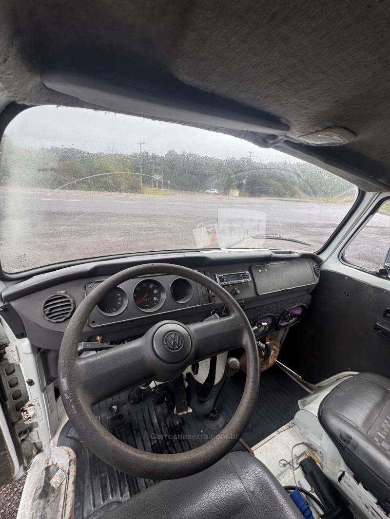 KOMBI 1.6 MI FURGÃO 8V GASOLINA 3P MANUAL - 2001 - CAXIAS DO SUL