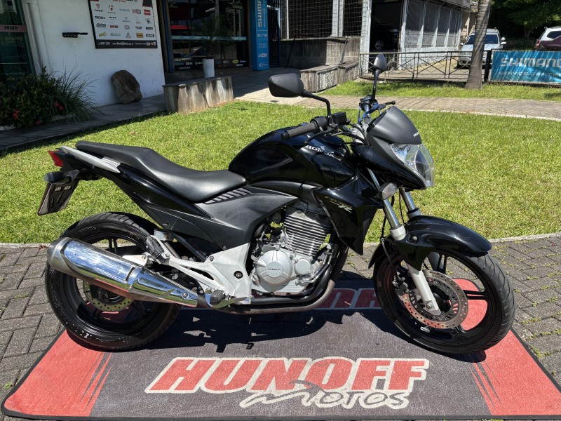 cb 300r 2014 feliz