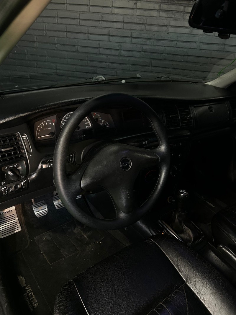 VECTRA 2.0 MPFI EXPRESSION 8V GASOLINA 4P MANUAL - 2005 - FELIZ