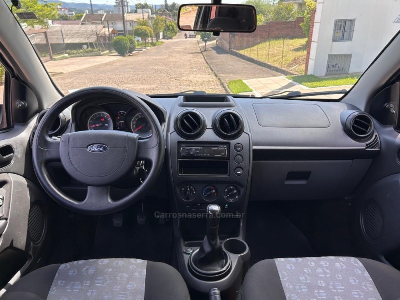 FIESTA 1.6 MPI 8V GASOLINA 4P MANUAL - 2011 - VENâNCIO AIRES