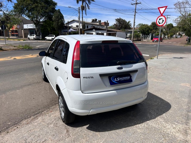 FIESTA 1.6 MPI 8V GASOLINA 4P MANUAL - 2011 - VENâNCIO AIRES