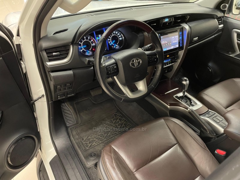 HILUX SW4 2.7 SRV 4X2 16V FLEX 7 LUGARES 4P AUTOMÁTICO - 2018 - VERANóPOLIS
