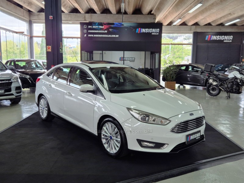 FOCUS 2.0 TITANIUM PLUS FASTBACK 16V FLEX 4P AUTOMÁTICO - 2016 - CAXIAS DO SUL