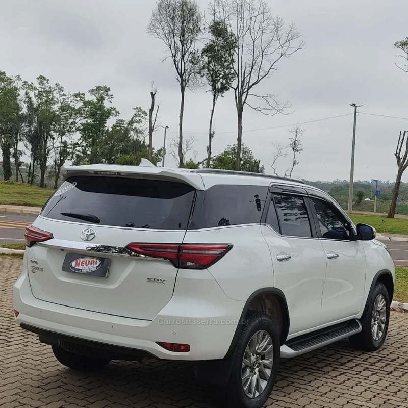 HILUX SW4 2.8 4X4 SRX PLATINUM TURBO DIESEL 4P AUTOMÁTICO - 2024 - LAJEADO