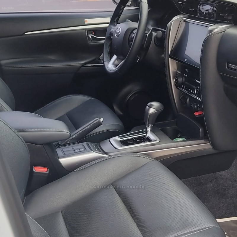 HILUX SW4 2.8 4X4 SRX PLATINUM TURBO DIESEL 4P AUTOMÁTICO - 2024 - LAJEADO