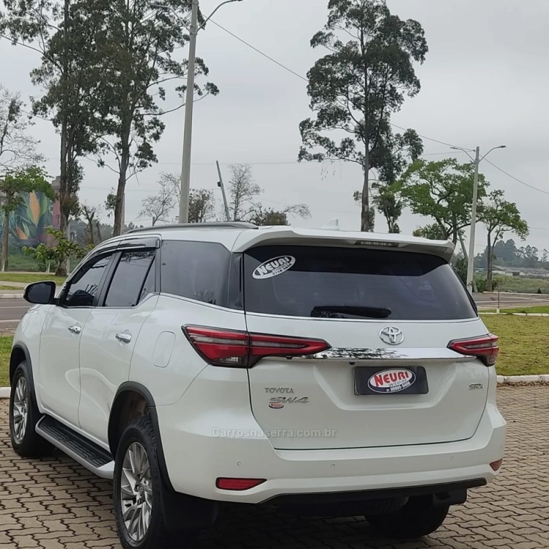 HILUX SW4 2.8 4X4 SRX PLATINUM TURBO DIESEL 4P AUTOMÁTICO - 2024 - LAJEADO