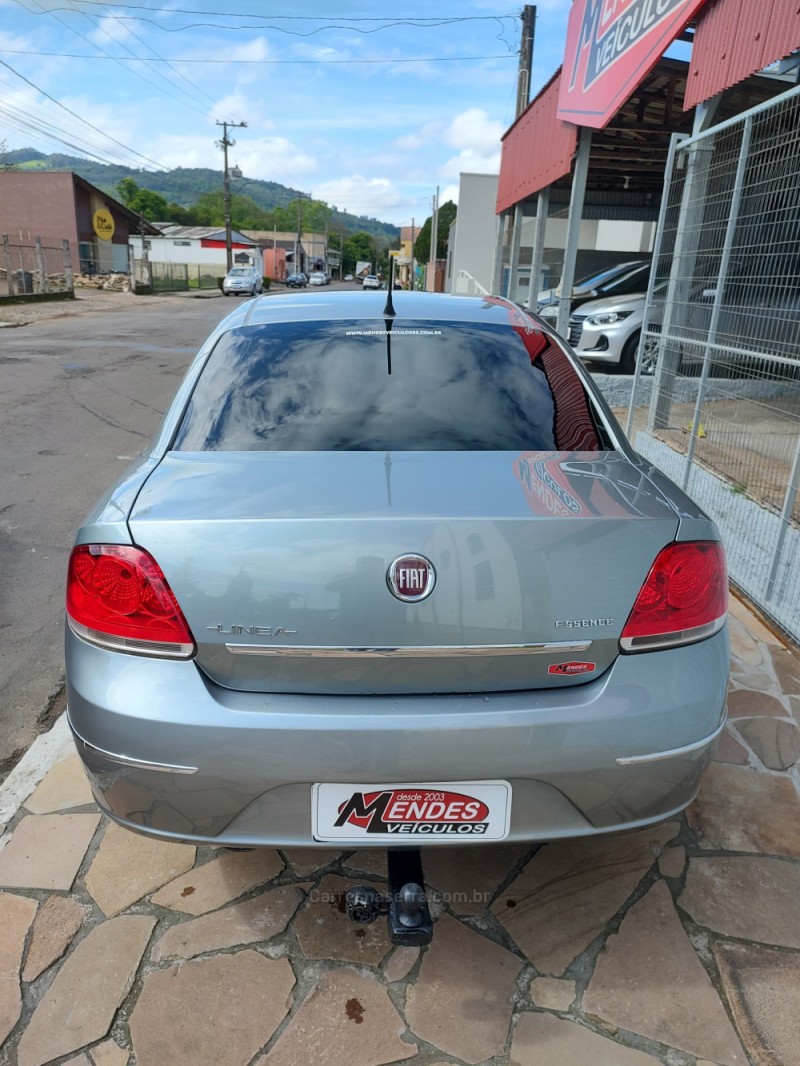 LINEA 1.8 ESSENCE 16V FLEX 4P MANUAL - 2013 - TRêS COROAS