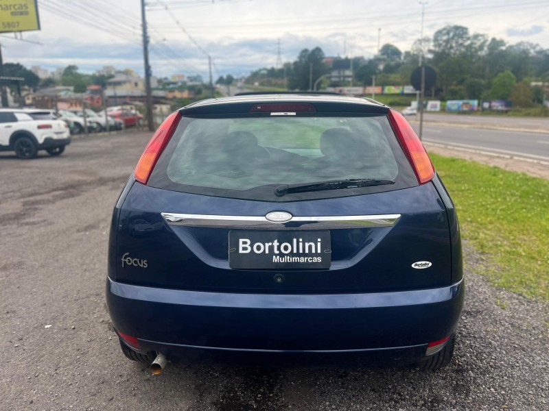 FOCUS 2.0 GHIA 16V GASOLINA 4P MANUAL - 2001 - FARROUPILHA