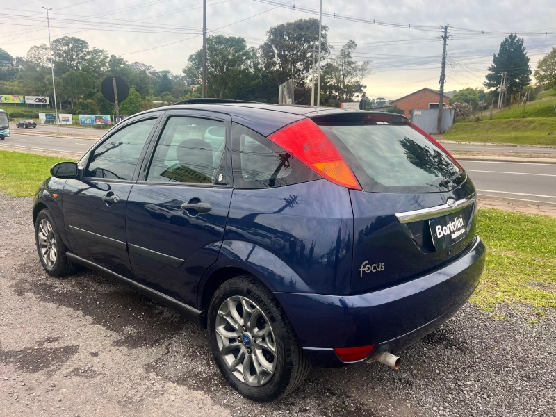 FOCUS 2.0 GHIA 16V GASOLINA 4P MANUAL - 2001 - FARROUPILHA