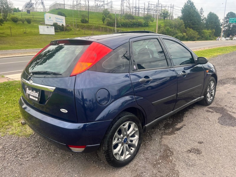FOCUS 2.0 GHIA 16V GASOLINA 4P MANUAL - 2001 - FARROUPILHA