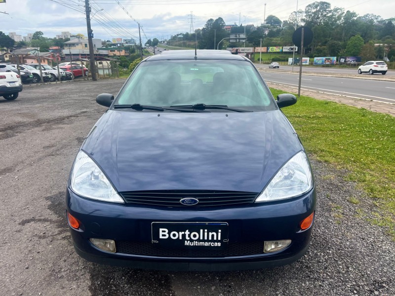 FOCUS 2.0 GHIA 16V GASOLINA 4P MANUAL - 2001 - FARROUPILHA