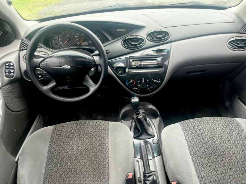FOCUS 2.0 GHIA 16V GASOLINA 4P MANUAL - 2001 - FARROUPILHA