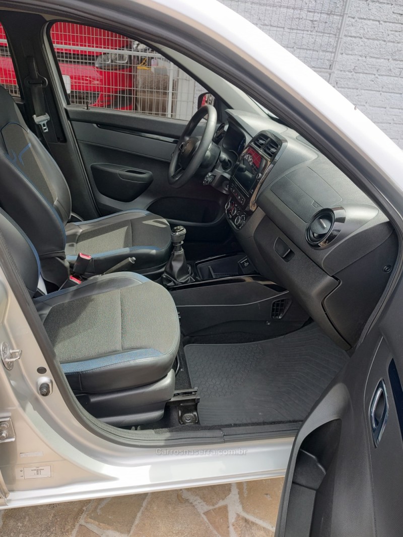 KWID 1.0 12V SCE FLEX INTENSE MANUAL - 2023 - TRêS COROAS