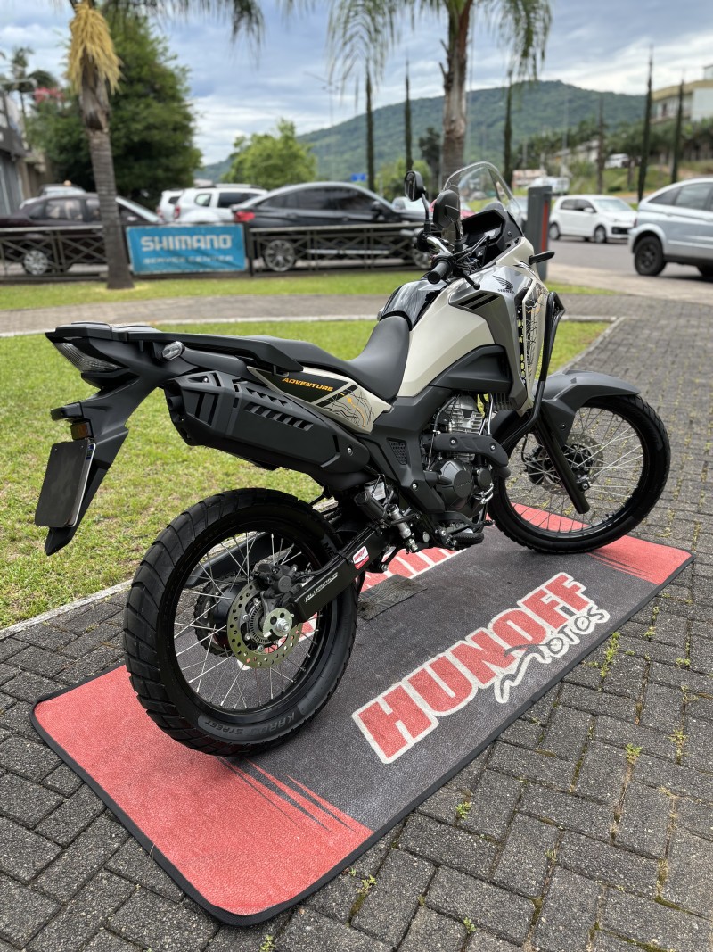 XRE 300 SAHARA ADVENTURE - 2024 - FELIZ