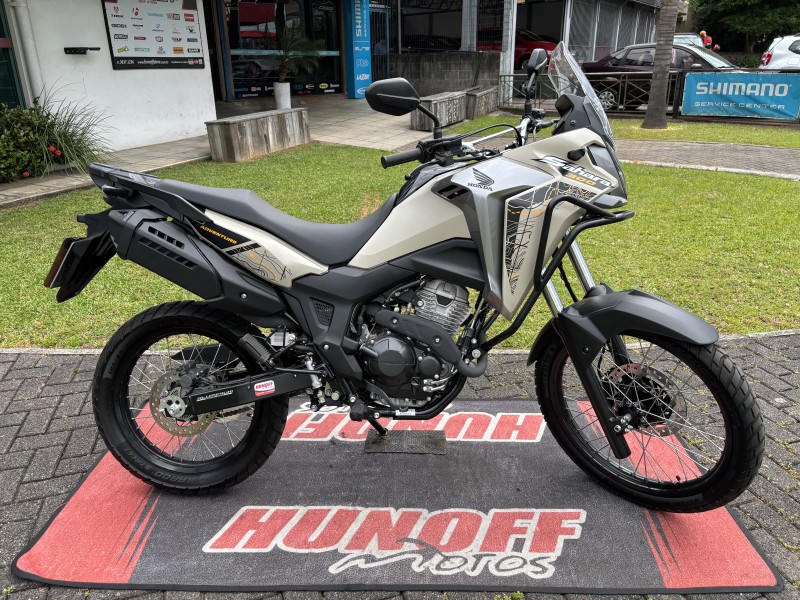 xre 300 sahara adventure 2024 feliz