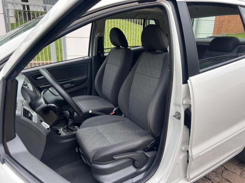 FOX 1.0 MI 8V FLEX 4P MANUAL - 2014 - VENâNCIO AIRES