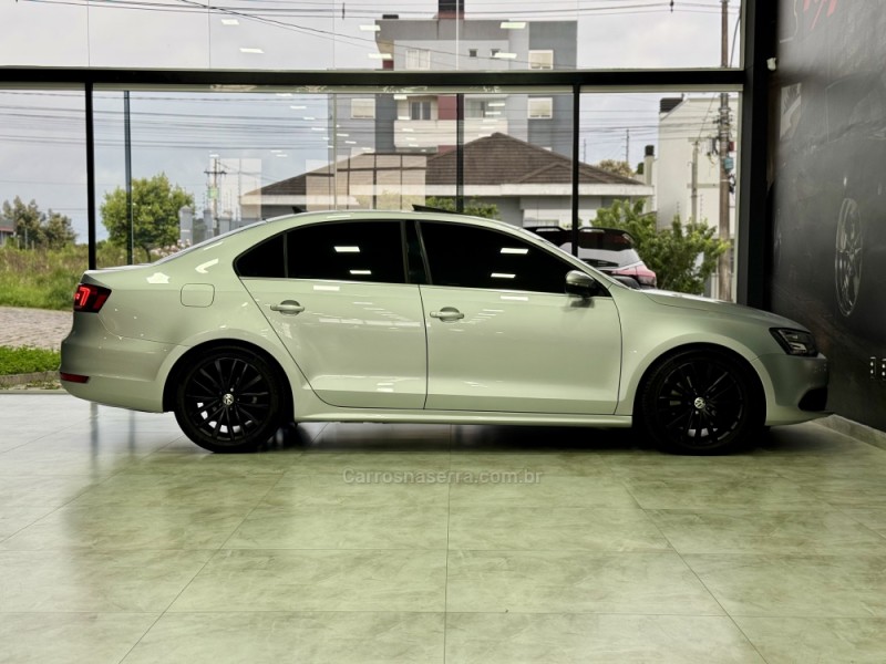 JETTA 2.5 I 20V 150CV GASOLINA 4P TIPTRONIC - 2014 - CAXIAS DO SUL