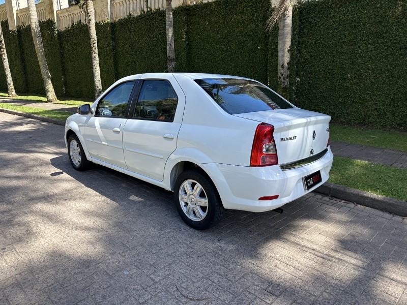 LOGAN 1.6 EXPRESSION 8V HI-FLEX 4P MANUAL - 2011 - CAXIAS DO SUL