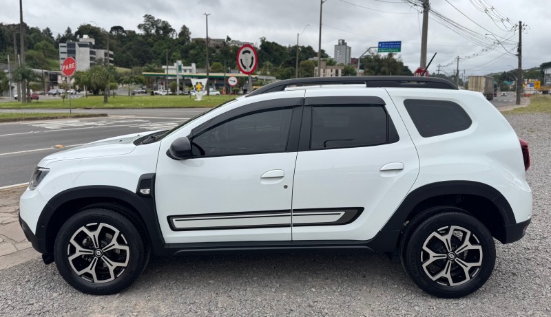 RENAULT - DUSTER - 2022/2023 - Branca - R$ 101.900,00