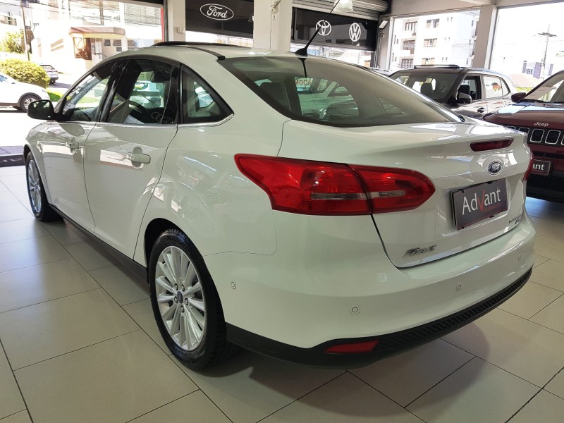 FOCUS 2.0 TITANIUM PLUS FASTBACK 16V FLEX 4P AUTOMÁTICO - 2016 - CAXIAS DO SUL