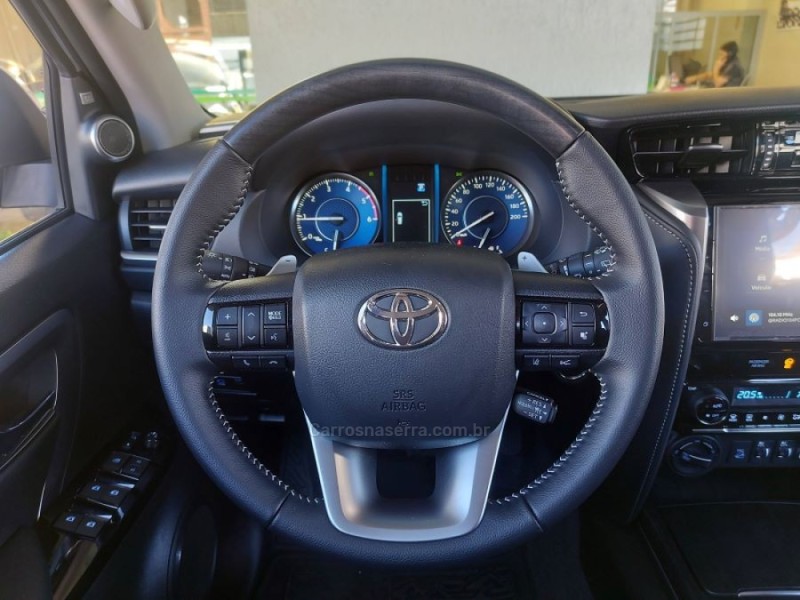 HILUX SW4 2.8 4X4 SRX PLATINUM TURBO 7 LUGARES DIESEL 4P AUTOMÁTICO - 2025 - NOVO HAMBURGO