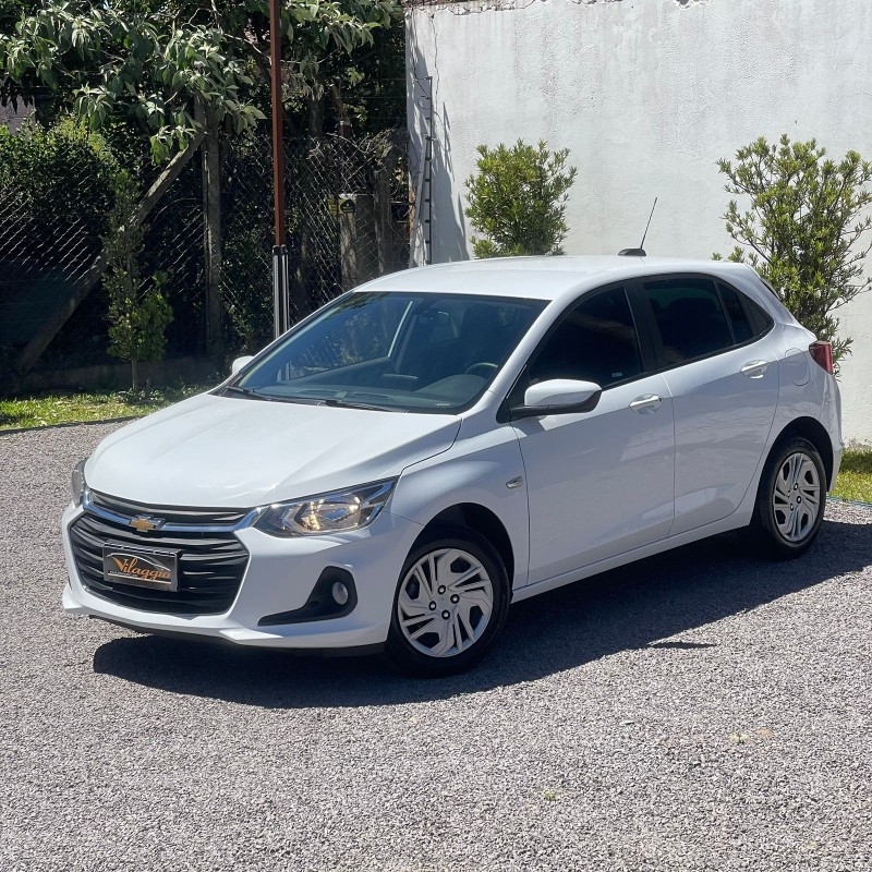 CHEVROLET - ONIX - 2024/2025 - Branca - R$ 70.000,00