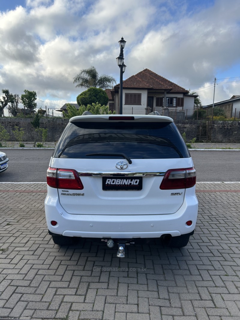 HILUX SW4 3.0 SRV 4X4 7 LUGARES 16V TURBO INTERCOOLER DIESEL 4P AUTOMÁTICO - 2011 - CAMBARá DO SUL