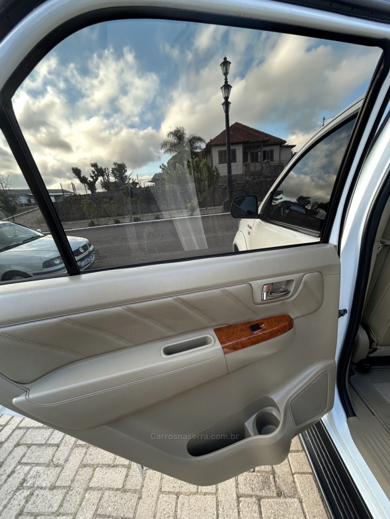 HILUX SW4 3.0 SRV 4X4 7 LUGARES 16V TURBO INTERCOOLER DIESEL 4P AUTOMÁTICO - 2011 - CAMBARá DO SUL