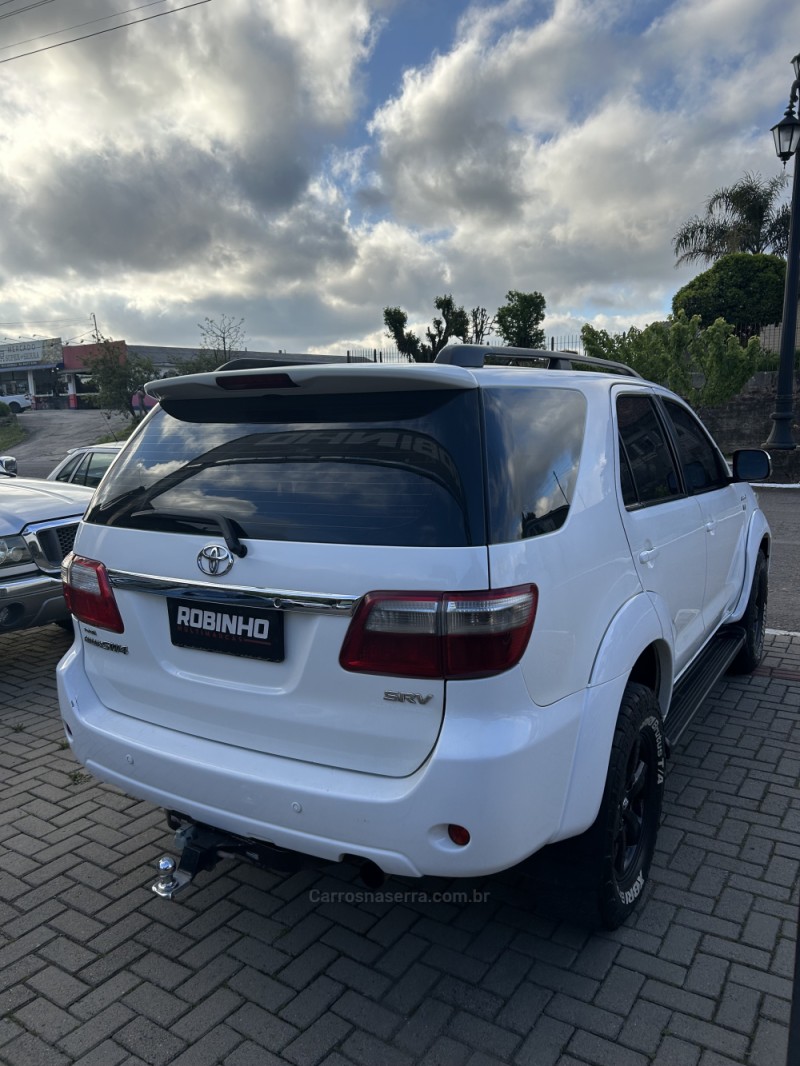 HILUX SW4 3.0 SRV 4X4 7 LUGARES 16V TURBO INTERCOOLER DIESEL 4P AUTOMÁTICO - 2011 - CAMBARá DO SUL
