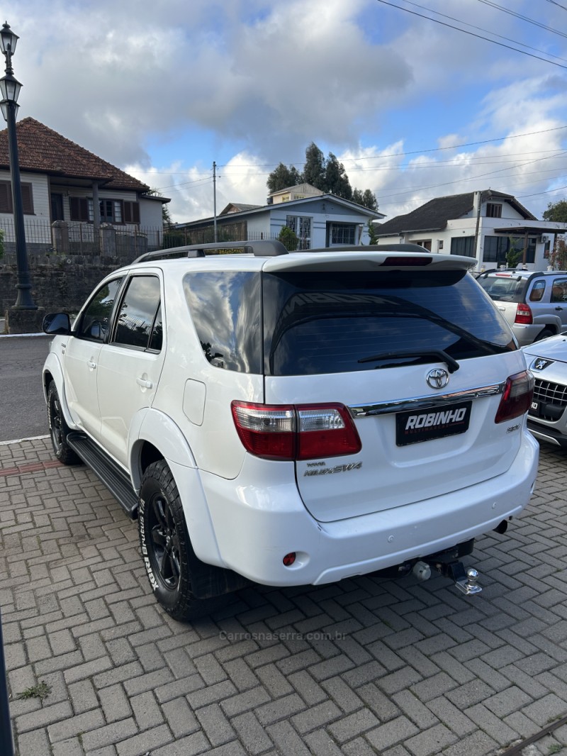 HILUX SW4 3.0 SRV 4X4 7 LUGARES 16V TURBO INTERCOOLER DIESEL 4P AUTOMÁTICO - 2011 - CAMBARá DO SUL