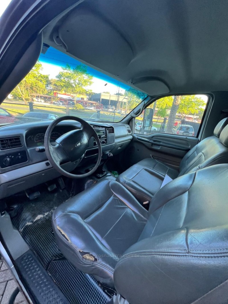 F-4000 TURBO (CUMMINS) 4X4 - 2011 - CANELA