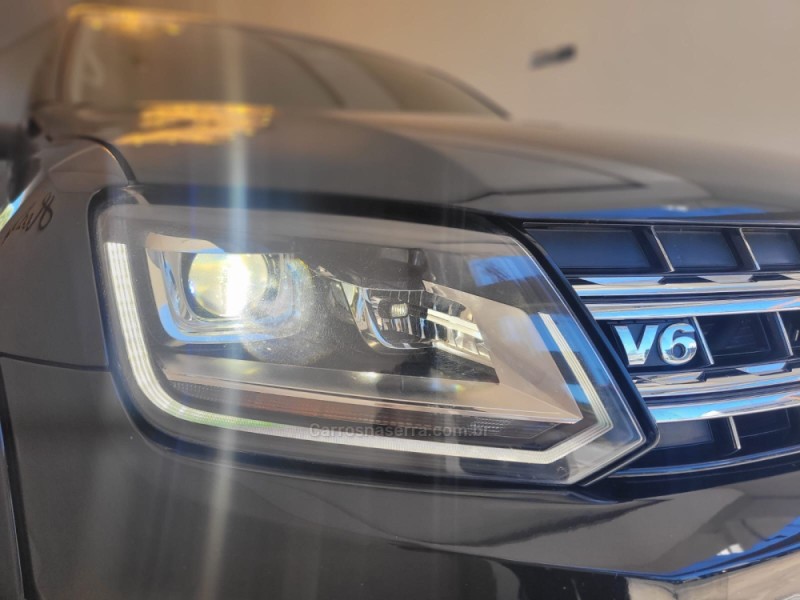 AMAROK 3.0 V6 TDI HIGHLINE CD DIESEL 4MOTION AUTOMÁTICO - 2018 - CANELA