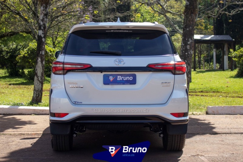 HILUX SW4 2.8 4X4 SRX PLATINUM TURBO 7 LUGARES DIESEL 4P AUTOMÁTICO - 2024 - PALMEIRA DAS MISSõES