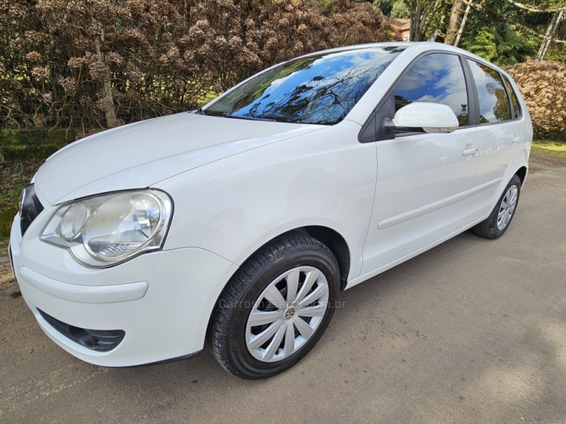 VOLKSWAGEN - POLO - 2011/2012 - Branca - R$ 44.000,00