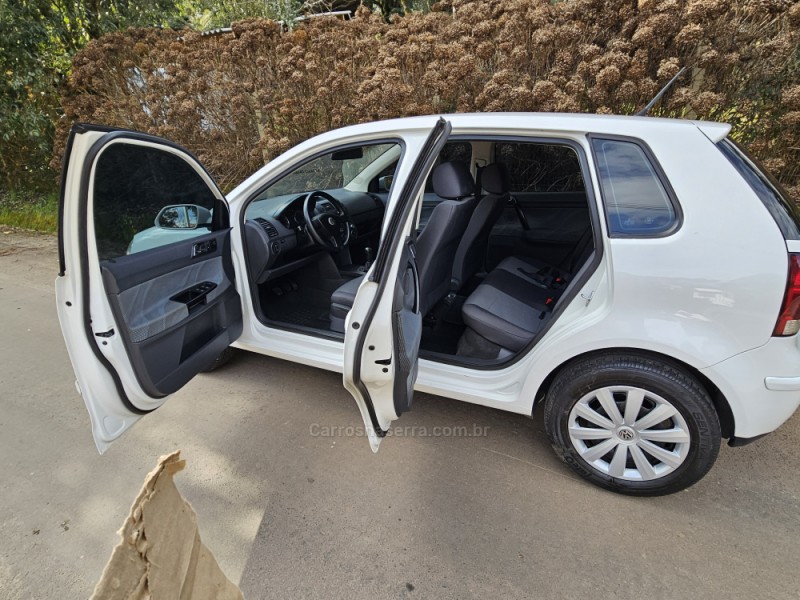 VOLKSWAGEN - POLO - 2011/2012 - Branca - R$ 44.000,00