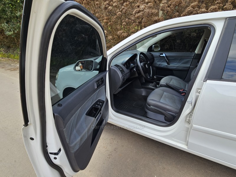 VOLKSWAGEN - POLO - 2011/2012 - Branca - R$ 44.000,00