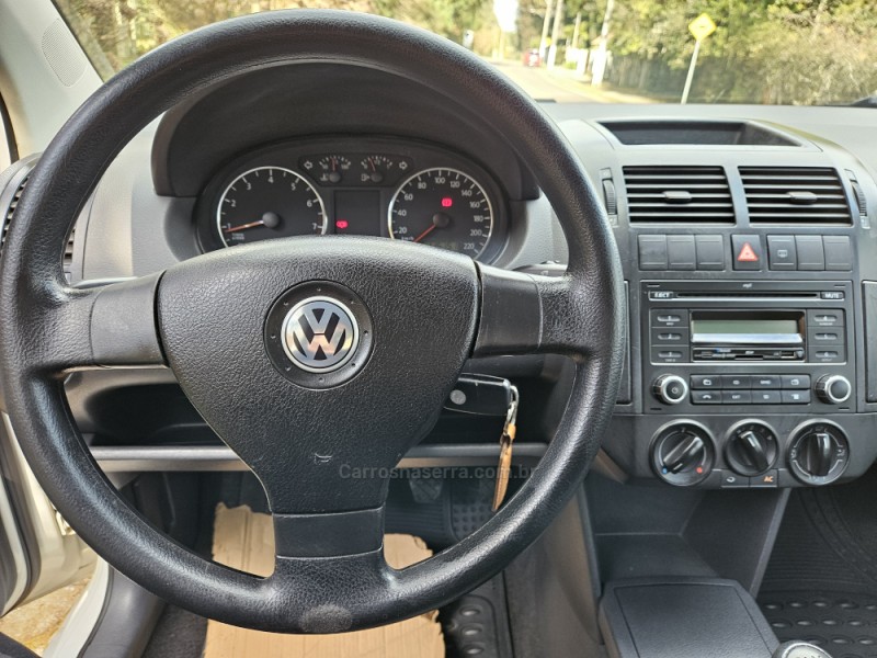 VOLKSWAGEN - POLO - 2011/2012 - Branca - R$ 44.000,00