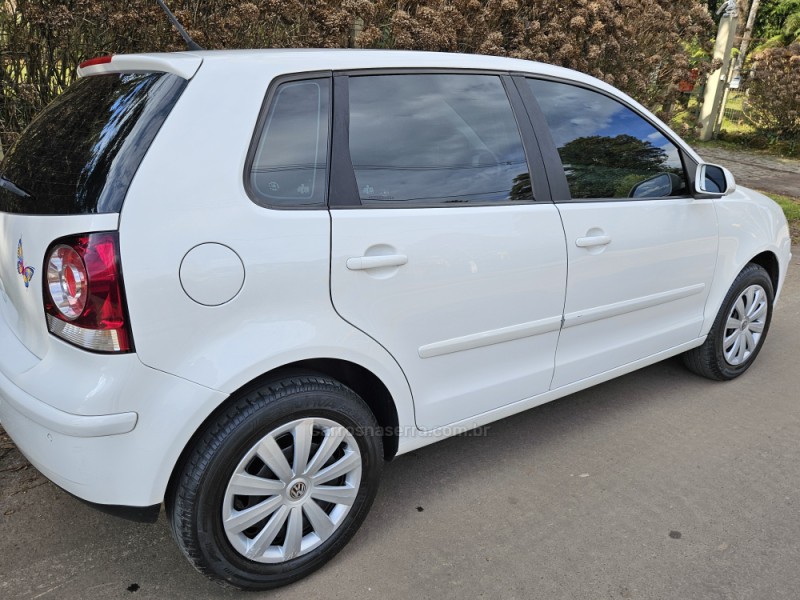 VOLKSWAGEN - POLO - 2011/2012 - Branca - R$ 44.000,00