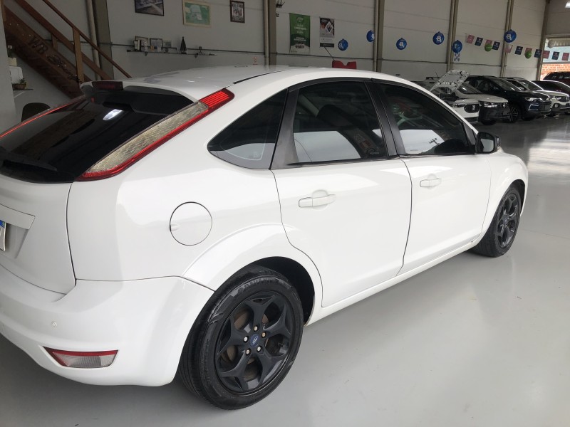 FOCUS 1.6 8V FLEX 4P MANUAL - 2011 - VALE REAL