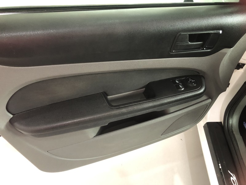 FOCUS 1.6 8V FLEX 4P MANUAL - 2011 - VALE REAL