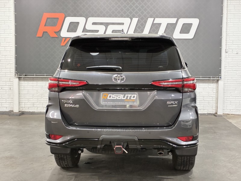 HILUX SW4 2.8 4X4 SRX PLATINUM TURBO 7 LUGARES DIESEL 4P AUTOMÁTICO - 2025 - VENâNCIO AIRES