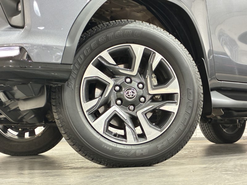 HILUX SW4 2.8 4X4 SRX PLATINUM TURBO 7 LUGARES DIESEL 4P AUTOMÁTICO - 2025 - VENâNCIO AIRES