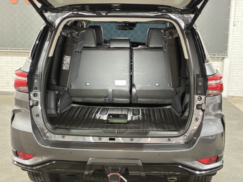 HILUX SW4 2.8 4X4 SRX PLATINUM TURBO 7 LUGARES DIESEL 4P AUTOMÁTICO - 2025 - VENâNCIO AIRES