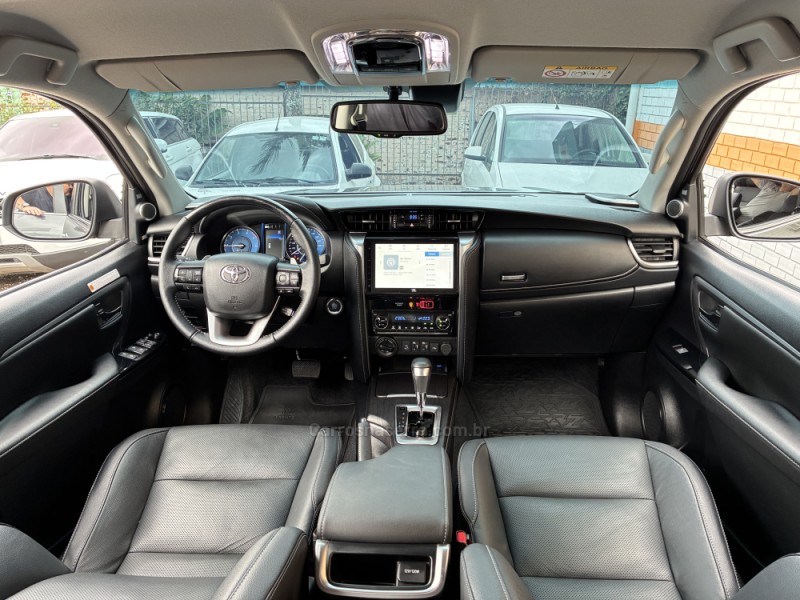 HILUX SW4 2.8 4X4 SRX PLATINUM TURBO 7 LUGARES DIESEL 4P AUTOMÁTICO - 2025 - VENâNCIO AIRES